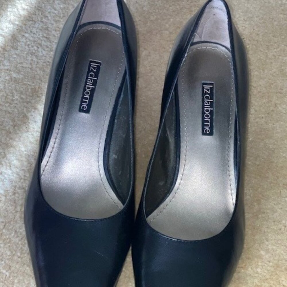 Liz Claiborne black leather pumps